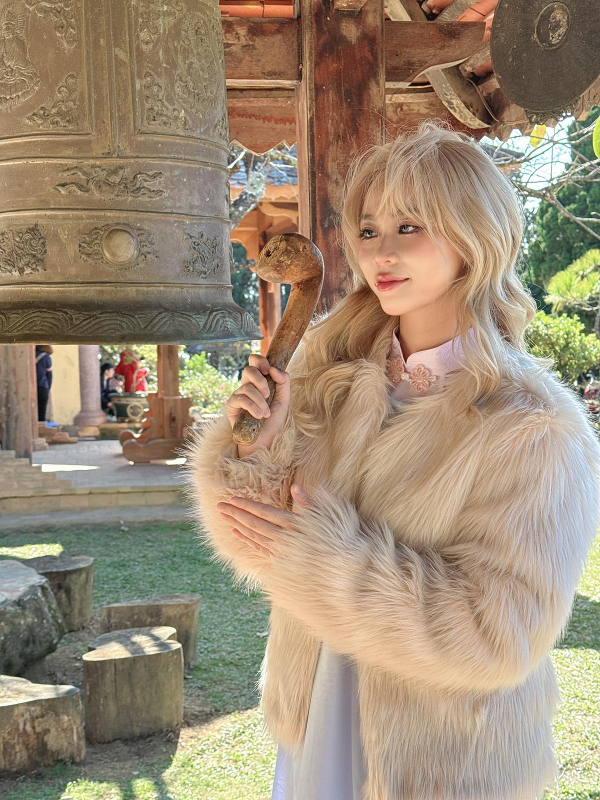 Một điều đáng chú ý là dù thay đổi phong cách, MisThy vẫn giữ được sự duyên dáng và dễ thương vốn có, không hề mất đi sự gần gũi, thân thiện với fan.