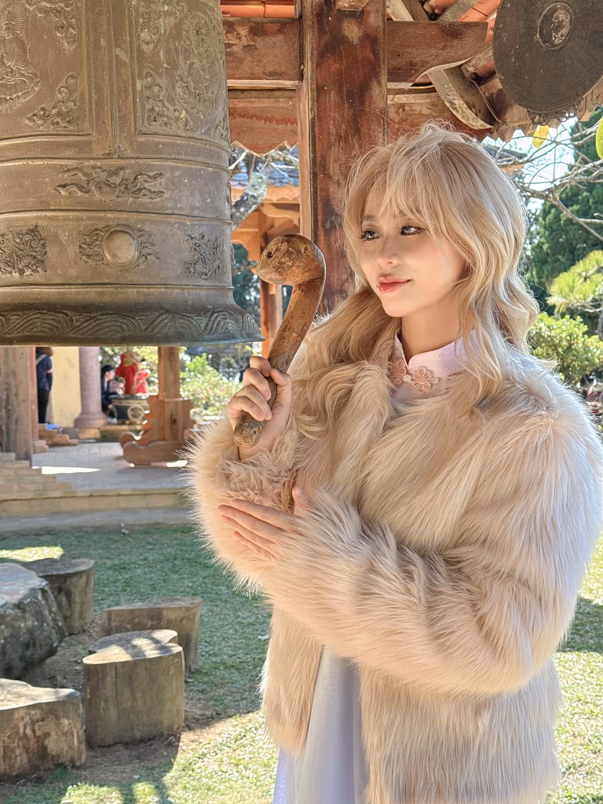 Một điều đáng chú ý là dù thay đổi phong cách, MisThy vẫn giữ được sự duyên dáng và dễ thương vốn có, không hề mất đi sự gần gũi, thân thiện với fan.