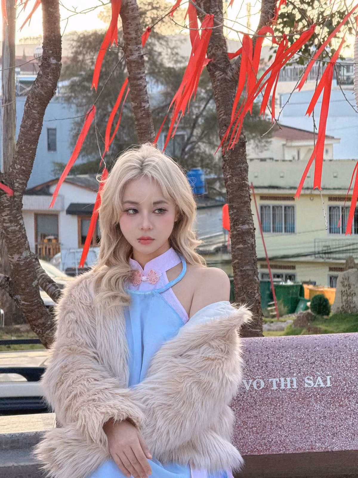 Trong bài đăng năm mới, MisThy đã chia sẻ loạt ảnh khoe vai trần đầy gợi cảm.