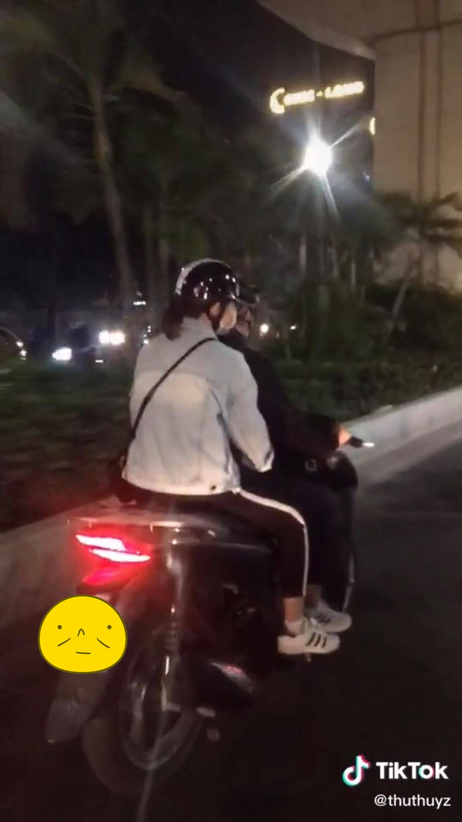 Giả sử 1 trong 2 cô gái tìm thấy "chân ái" trước, người còn lại đau lòng phải biết bởi sẽ không còn ai chung số phận trong cảnh mùa đông giá rét như này nữa.