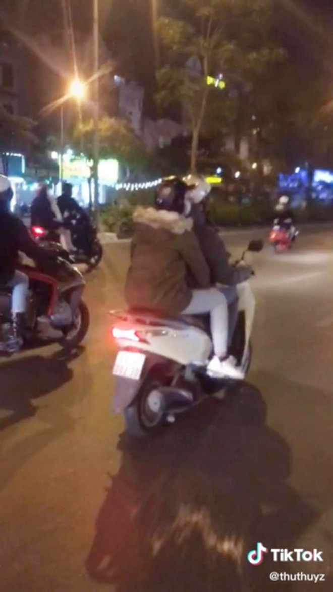 Bởi vậy mới đây, dân mạng được dịp cười lăn lóc xem phản ứng của 2 gái ế khi họ chứng kiến các cặp đôi thi nhau rắc "cẩu lương" trên đường phố Hà Nội.