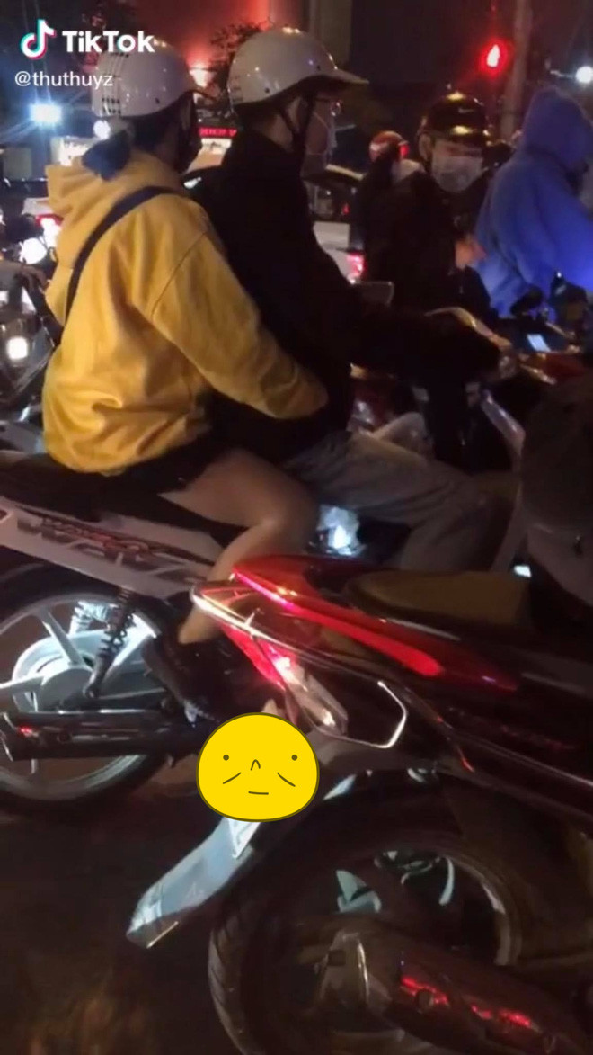 Chứng kiến cảnh "cẩu lương" được phát khắp nơi, 2 cô gái FA làm động tác quay mặt đi đầy ấm ức khiến ai xem cũng phải bật cười.