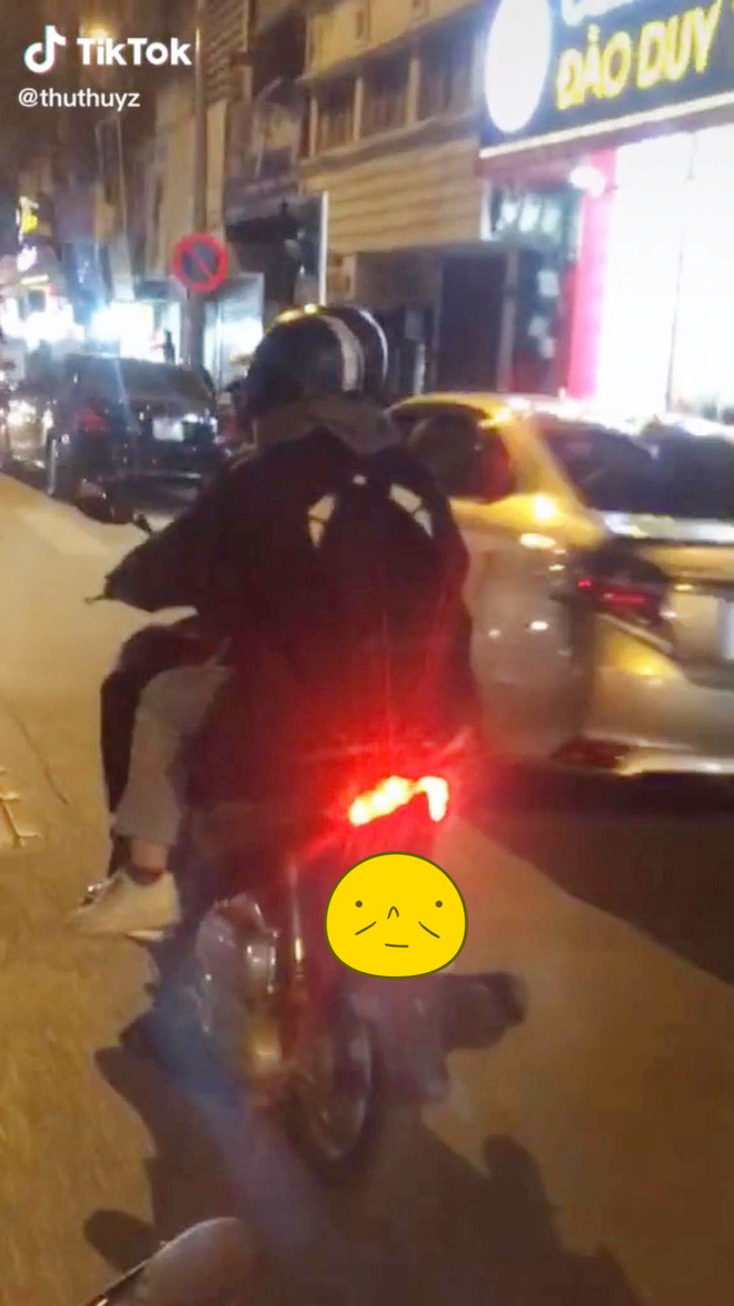 Trong đoạn clip được đăng tải trên TikTok, 2 nữ chính đang vui vẻ cười nói trên đường. Mọi chuyện sẽ chẳng được chú ý nêu xung quanh họ không phải là các cặp đôi đang ôm nhau không rời.