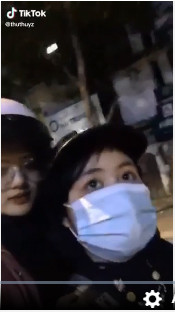 Hình ảnh xuất hiện lập tức nhận về sự quan tâm lớn. Ngoài bày tỏ cảm thông cho hoàn cảnh neo đơn phải nương tựa vào nhau của 2 cô gái. Không ít người cũng phải bật cười trước hành động quá đỗi hài hước.