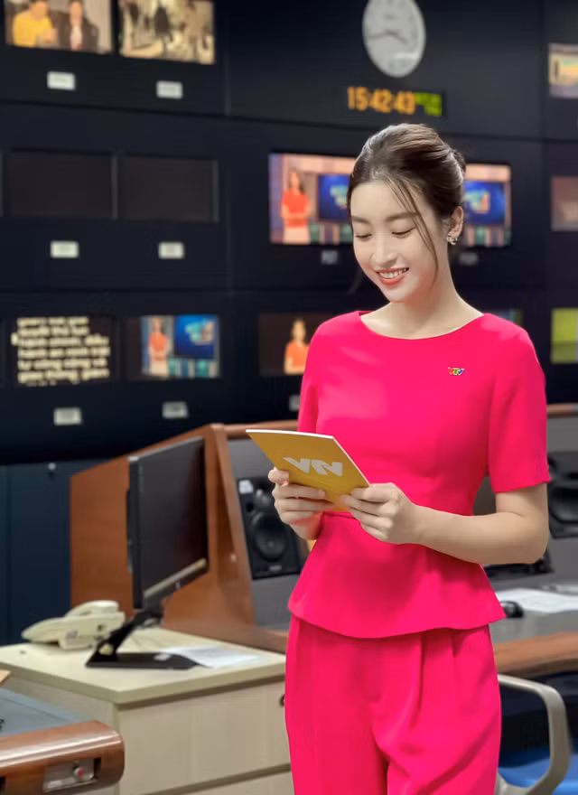 Hình ảnh Mỹ Linh khi làm việc ở VTV nhận được vô vàn lời khen từ netizen.