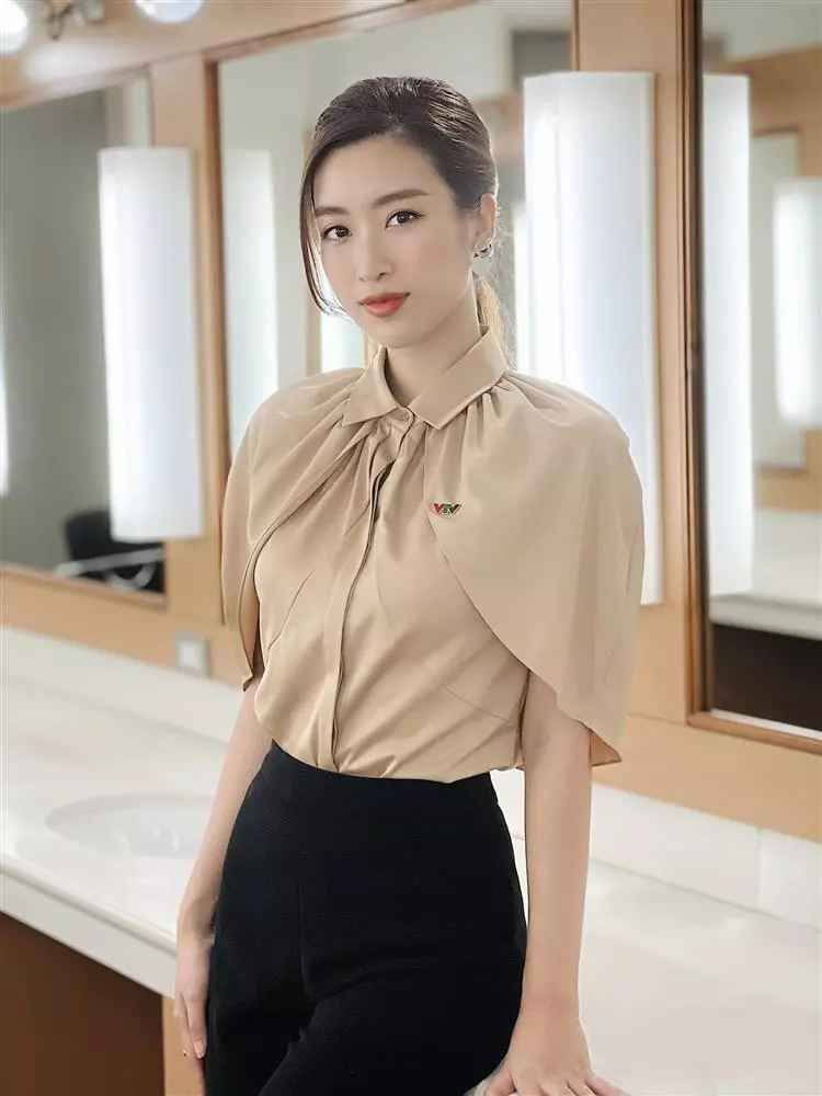 Mỗi lần lên hình, vợ chủ tịch CLB Hà Nội - Đỗ Vinh Quang ghi điểm với tủ đồ công sở thanh lịch nhưng không nhàm chán do cô tự sắm với giá không quá đắt đỏ hoặc do bạn bè hỗ trợ.