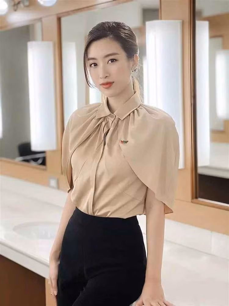 Mỗi lần lên hình, vợ chủ tịch CLB Hà Nội - Đỗ Vinh Quang ghi điểm với tủ đồ công sở thanh lịch nhưng không nhàm chán do cô tự sắm với giá không quá đắt đỏ hoặc do bạn bè hỗ trợ.