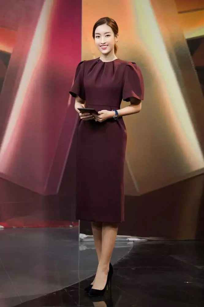 Khi diện đầm liền, Hoa hậu Việt Nam 2016 cũng ưa chuộng kiểu váy tay bồng để tổng thể vóc dáng cân đối hơn.