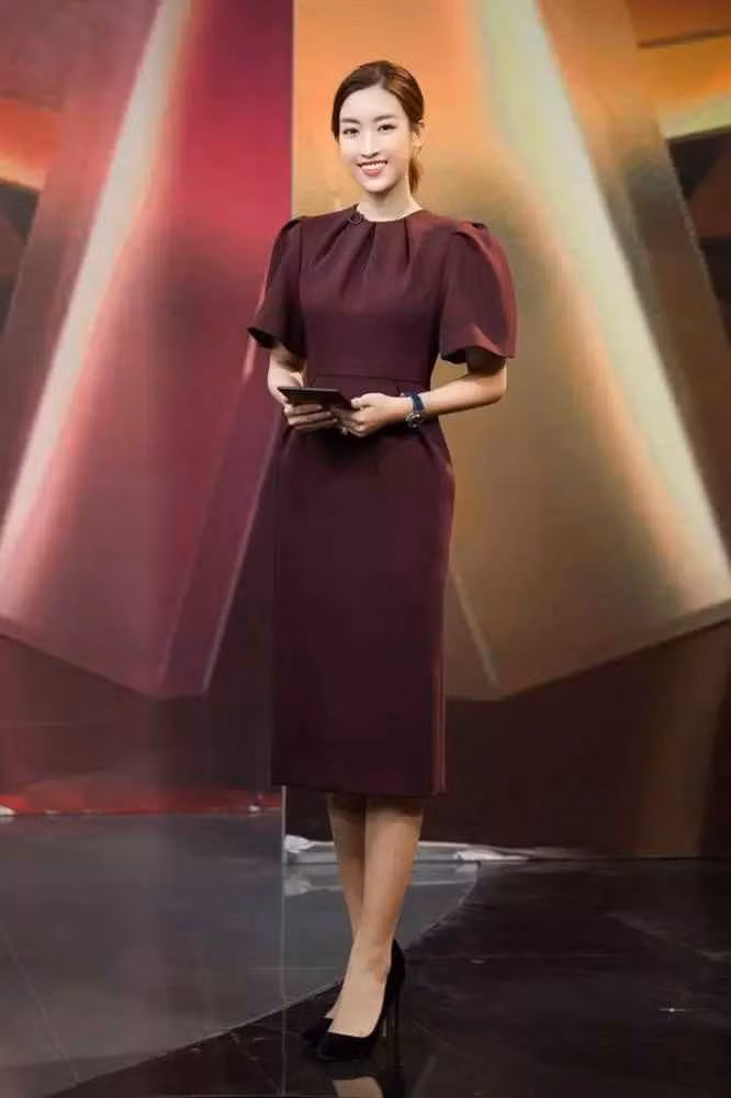 Khi diện đầm liền, Hoa hậu Việt Nam 2016 cũng ưa chuộng kiểu váy tay bồng để tổng thể vóc dáng cân đối hơn.