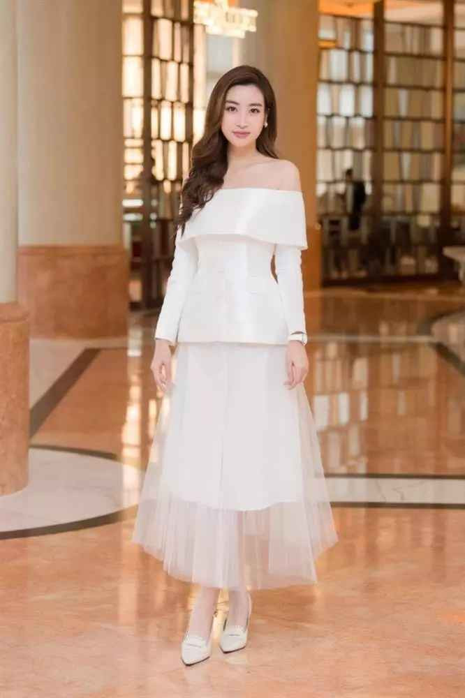 Chỉ những khi dẫn chương trình sự kiện bên ngoài, Đỗ Mỹ Linh mới táo bạo khoe xương quai xanh trong những mẫu đầm trễ vai nhưng không quá quyến rũ.