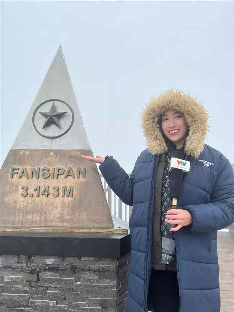 ...hoặc áo phao dáng dài để phù hợp với thời tiết. Điểm nhấn cho set đồ của mỹ nhân 9X là chiếc khăn LV màu trầm cùng tông trang phục.