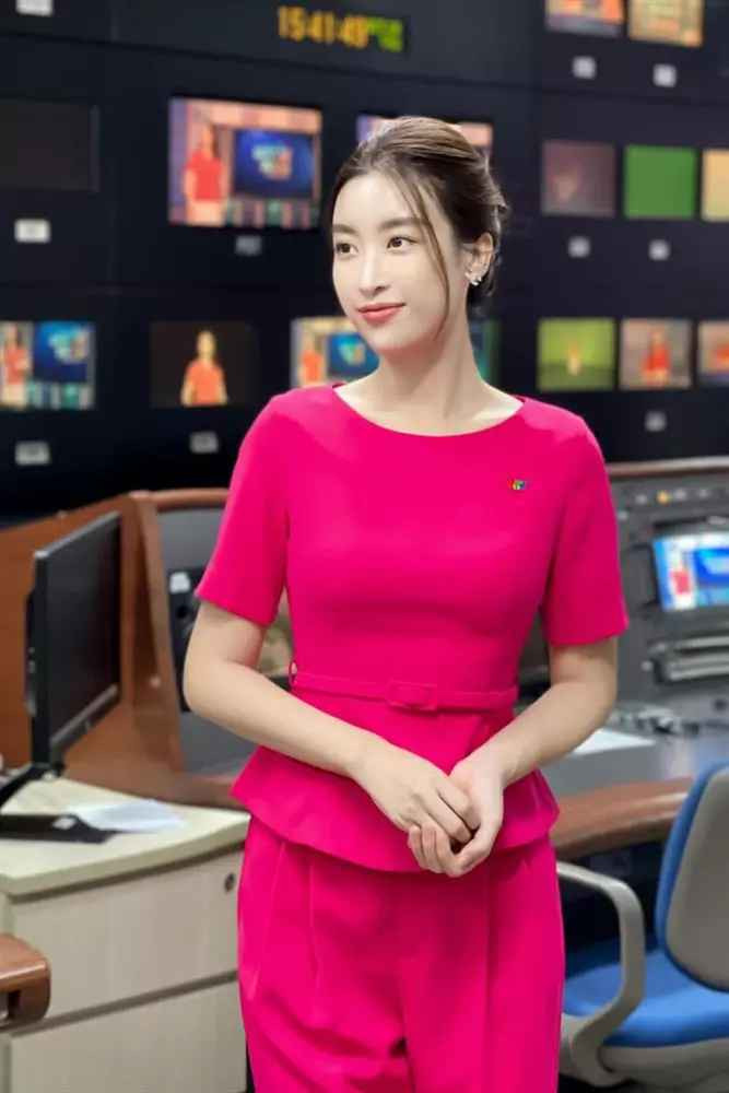 Đỗ Mỹ Linh đặc biệt chuộng dáng áo peplum siết eo, xòe ở hông giúp cô tạo điểm nhấn cho eo thêm gọn gàng.