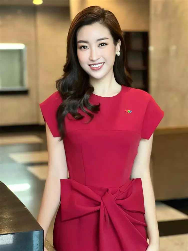 Mỹ Linh cũng trung thành với 2 kiểu tóc đơn giản là buông xõa uốn xoăn hoặc buộc búi để hòa nhập với phong cách công sở.