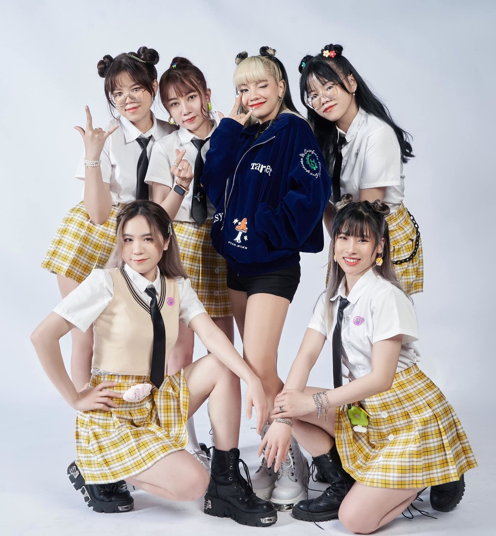 Việc sở hữu một đôi chân dài giúp CiiN "cân" đẹp những kiểu trang phục khi đi diễn.