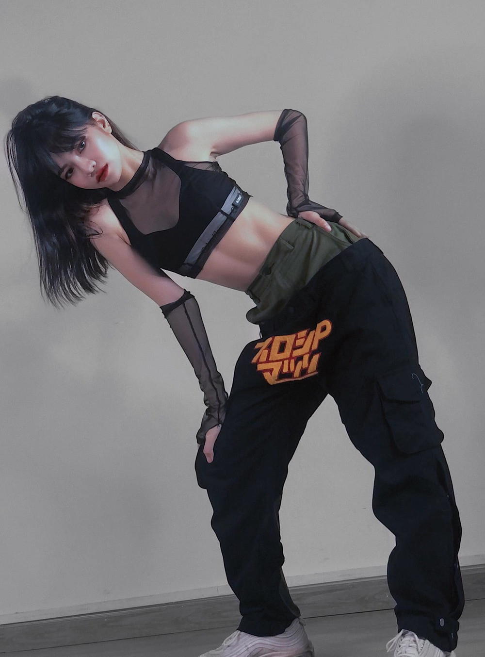 Sau khi bất ngờ nổi tiếng, mọi thông tin của CiiN được netizen tìm ra. Khi đó, hot girl này là thành viên trong vũ đoàn Bước Nhảy. Là một vũ công, nên cô sở hữu gương mặt ấn tượng cùng thân hình đáng ao ước.