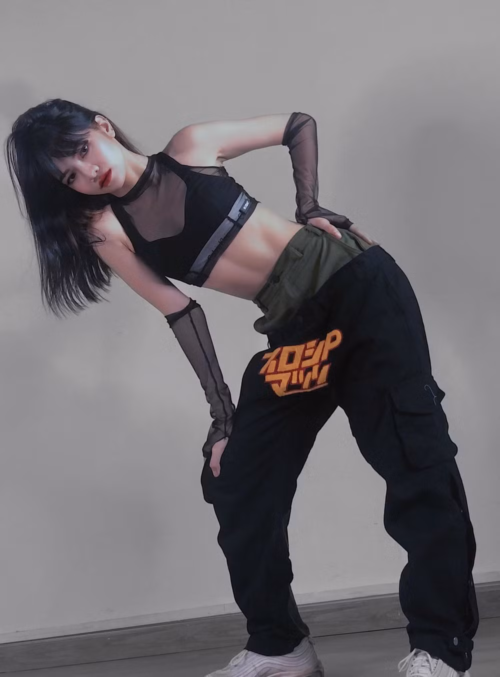 Sau khi bất ngờ nổi tiếng, mọi thông tin của CiiN được netizen tìm ra. Khi đó, hot girl này là thành viên trong vũ đoàn Bước Nhảy. Là một vũ công, nên cô sở hữu gương mặt ấn tượng cùng thân hình đáng ao ước.