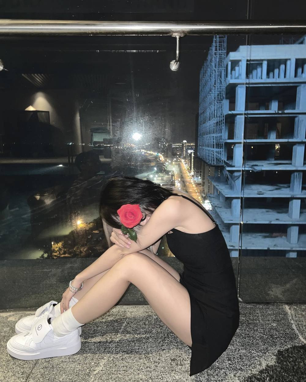 Hot girl TikTok đăng bức ảnh đời thưởng khoe chân thon.