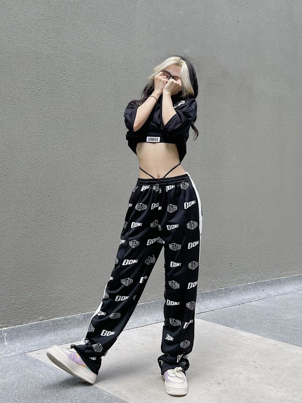 Dù chiều cao không quá nổi bật thế nhưng CiiN may mắn có được tỉ lệ cơ thể khá chuẩn với một đôi chân dài nuột nà và vòng eo thon nhỏ không chút mỡ thừa.