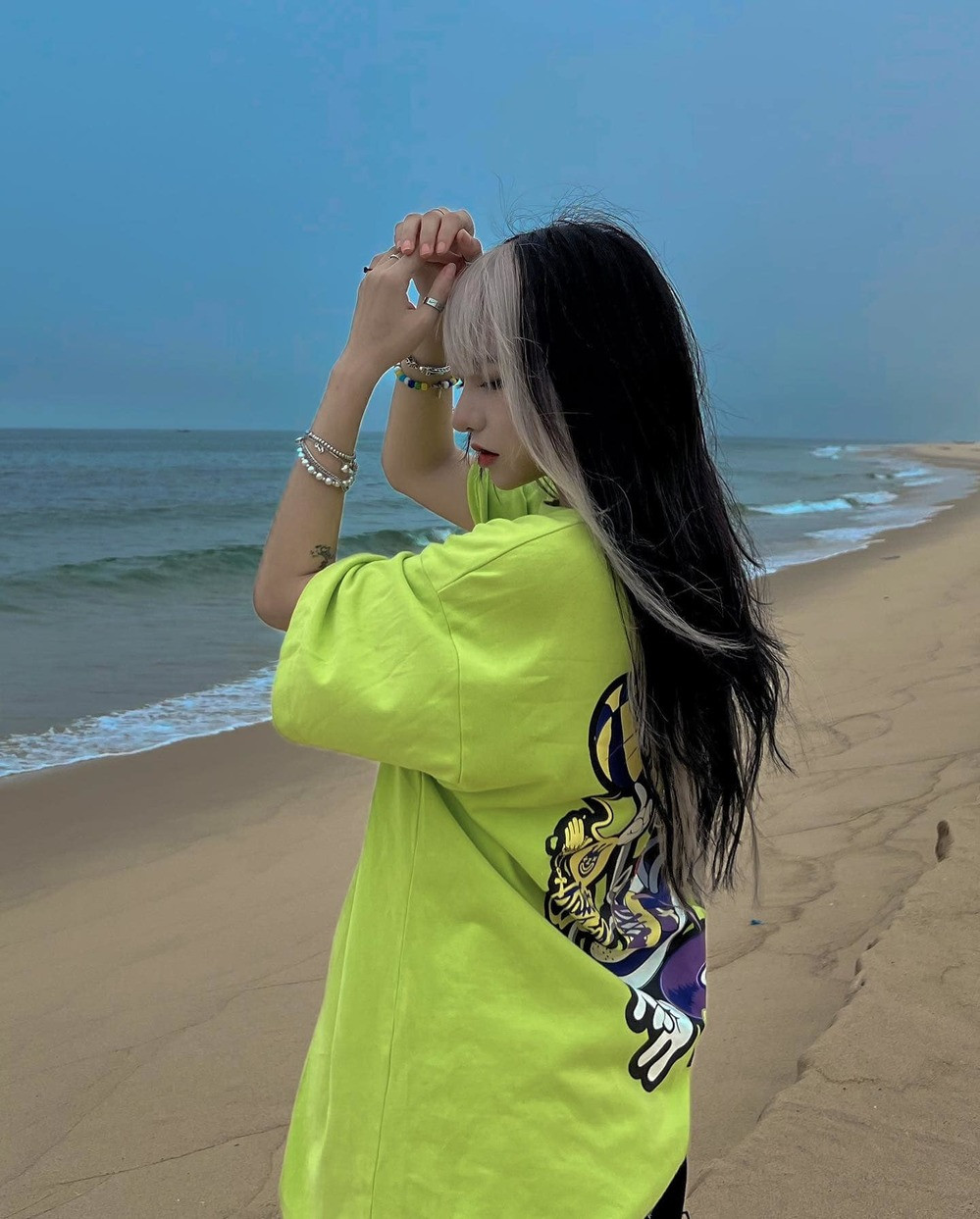 Cũng nhờ thế mà ở thời điểm hiện tại ngoài chân dài, eo thon, CiiN giờ còn có thêm góc nghiêng hoàn hảo.