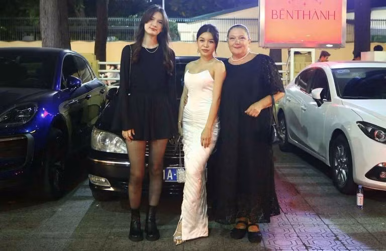 Qua một vài bức hình, netizen phải dành lời khen nức nở cho cô gái sinh năm 2007 (trái)này: "Em gái Đặng Văn Lâm kìa, cực phẩm quá trời ơi", "Sao con bé cao quá, nét quá sang luôn ấy", "Văn Lâm đã cao mà nhìn em gái đứng cạnh không hề lệch xíu nào, gia đình gì toàn người đẹp",... cùng nhiều lời khen có cánh cho nhan sắc của cô em gái "quốc dân" này.