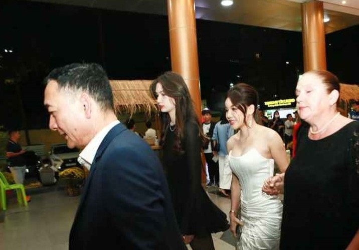 Dù chỉ lọt vào một vài bức ảnh khi cùng anh trai đi dự sự kiện nhưng visual của Thanh Giang khiến netizen không thể bỏ qua.