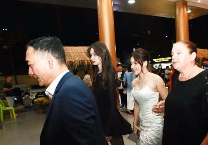 Dù chỉ lọt vào một vài bức ảnh khi cùng anh trai đi dự sự kiện nhưng visual của Thanh Giang khiến netizen không thể bỏ qua.