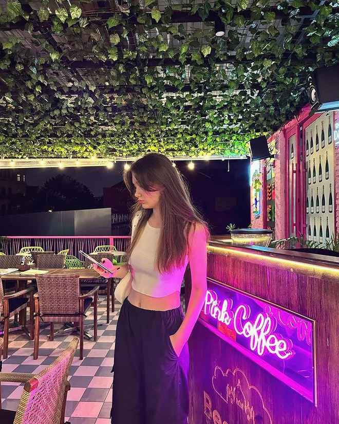 Style đời thường của Thanh Giang luôn là điểm cộng với lợi thế đôi chân dài sẵn có.