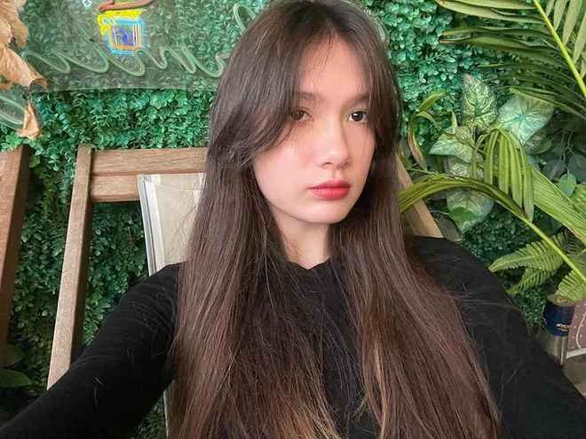 Sở hữu chiều cao gần 1m8 lại có vóc dáng sớm trổ mã của cô thiếu nữ, Thanh Giang yêu thích những bộ trang phục trẻ trung, lại khéo khoe được vòng eo nuột nà.