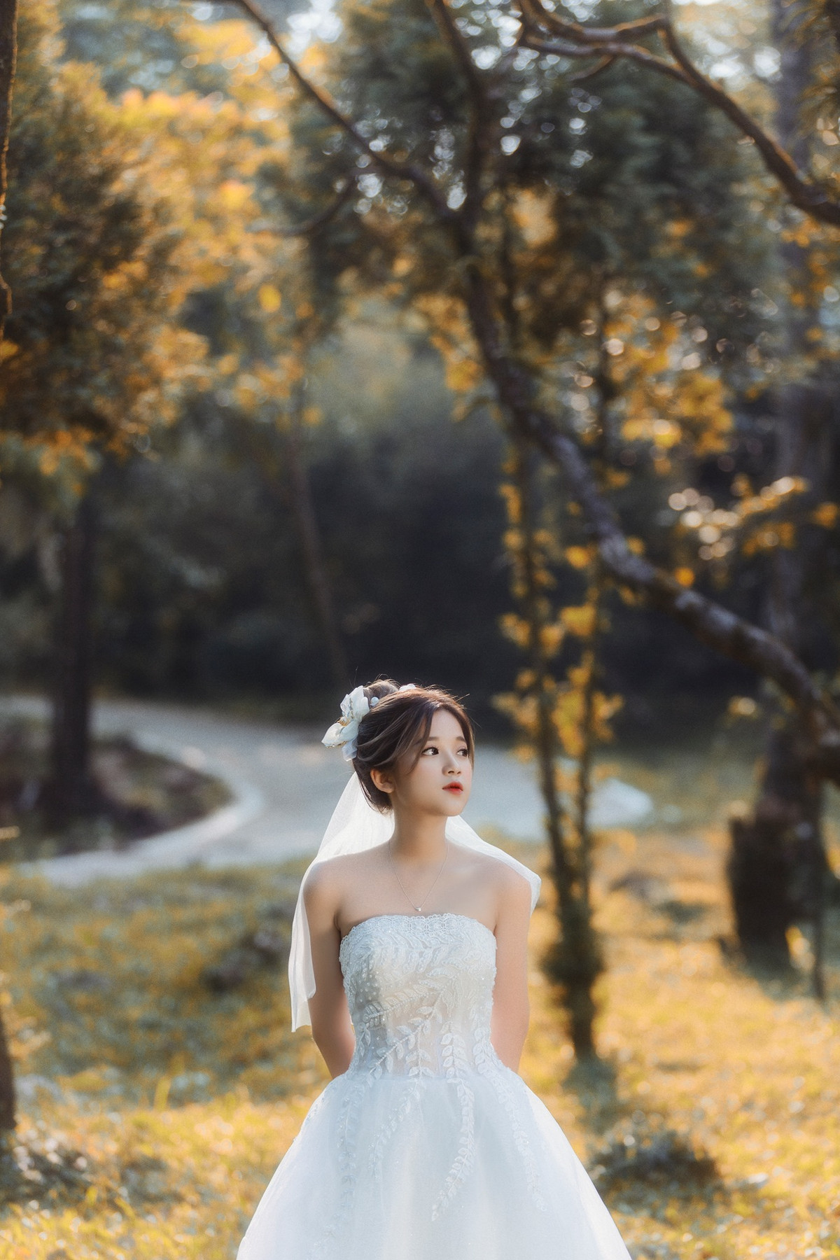 Khánh Ly khéo léo khoe trọn đường cong cơ thể, từ vòng eo thon gọn cho đến vòng 3 quyến rũ, mỗi bức ảnh đều phô diễn được sự hoàn mỹ của thân hình, khiến bất cứ ai cũng phải ngẩn ngơ.