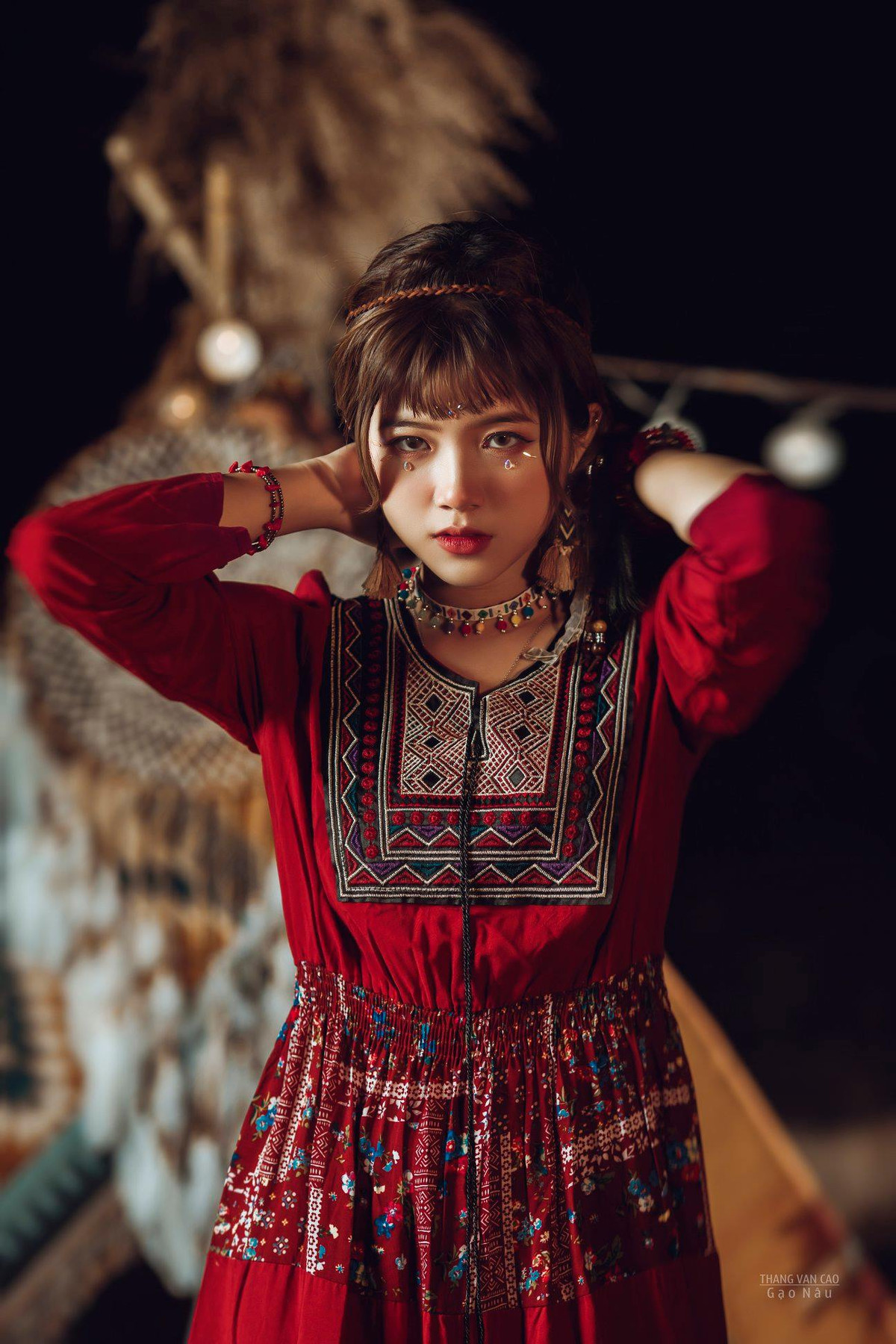 Mái tóc dài của Khánh Ly được tạo kiểu xõa tự nhiên. Từng động tác, từ việc vươn tay ra ngoài biển đến cách cô nàng cúi đầu nhẹ nhàng, đều toát lên sự quyến rũ đầy ma mị.