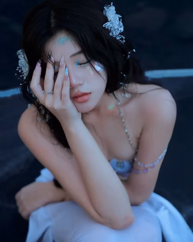 Bộ ảnh tiên cá này của Khánh Ly Vương khiến người xem không thể không trầm trồ trước sự kết hợp hoàn hảo giữa nét đẹp tự nhiên và sự khéo léo trong việc tạo dáng.