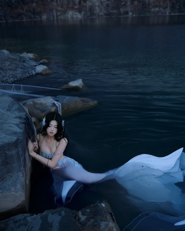Hóa thân thành tiên cá là một trong những bộ ảnh ấn tượng mà hot girl Gen Z - Khánh Ly Vương từng thực hiện, khiến không ít fan nam phải "đổ gục" bởi vẻ đẹp không thể rời mắt.