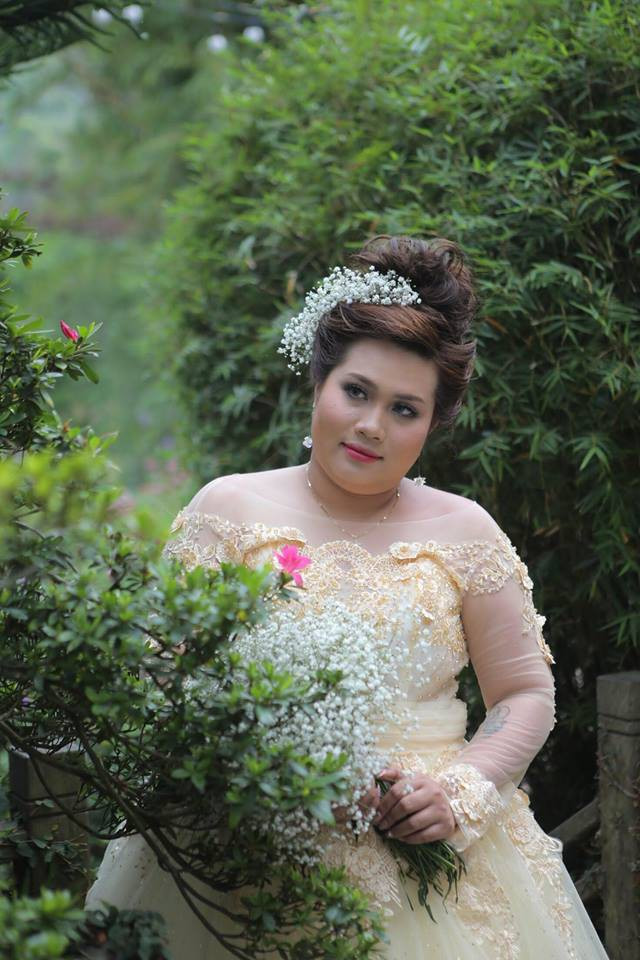 Nhìn vào những bức ảnh, chắc nhiều người sẽ lầm tưởng đây là ảnh cưới được chụp từ những năm 2000, bởi cả màu ảnh lẫn cách make-up cho cô dâu dường như không hợp thời chút nào.