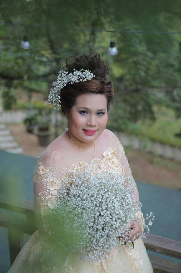 Thêm vào đó, cô dâu cũng bị lộ quá nhiều khuyết điểm trong các bức ảnh, từ thân hình cho tới gương mặt không lấy làm thon gọn cho lắm.