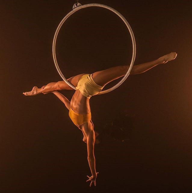 Một trong những môn sở trường của người đẹp Thái Lan là aerial yoga (yoga trên không). Những màn nhào lộn đẹp mắt trên cao với các tư thế khó của Bebe khiến người xem "trầm trồ".