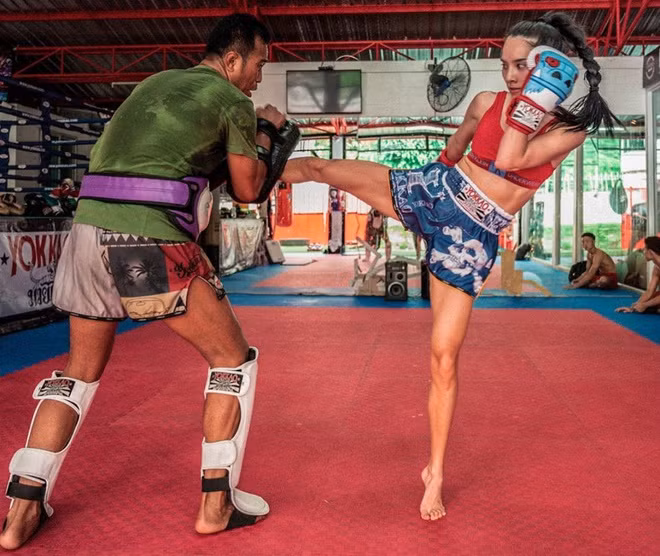 Bên cạnh rèn luyện các bài tập giữ dáng như pilates hay yoga, Bebe còn tập nhiều môn tăng cường thể lực như boxing.