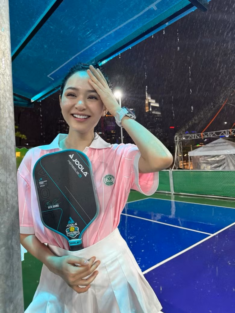 Hiền Hồ bình luận đáp trả: "Nói chung là Pickleball rất vui và mình thích chơi. Cái váy là do quần bảo hộ bên trong, chạy nhảy một hồi nó nhíu lên, em sợ nó không an toàn nên em hay có thói quen nắm lại vì sợ đang đánh sẽ tốc váy...