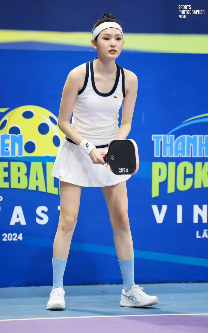 Giải thích về động tác vén váy khi thi đấu, nữ ca sĩ cho biết do bên trong váy có quần bảo hộ, động tác trên sân chỉ là lấy váy giấu đồ bảo hộ như một thói quen.