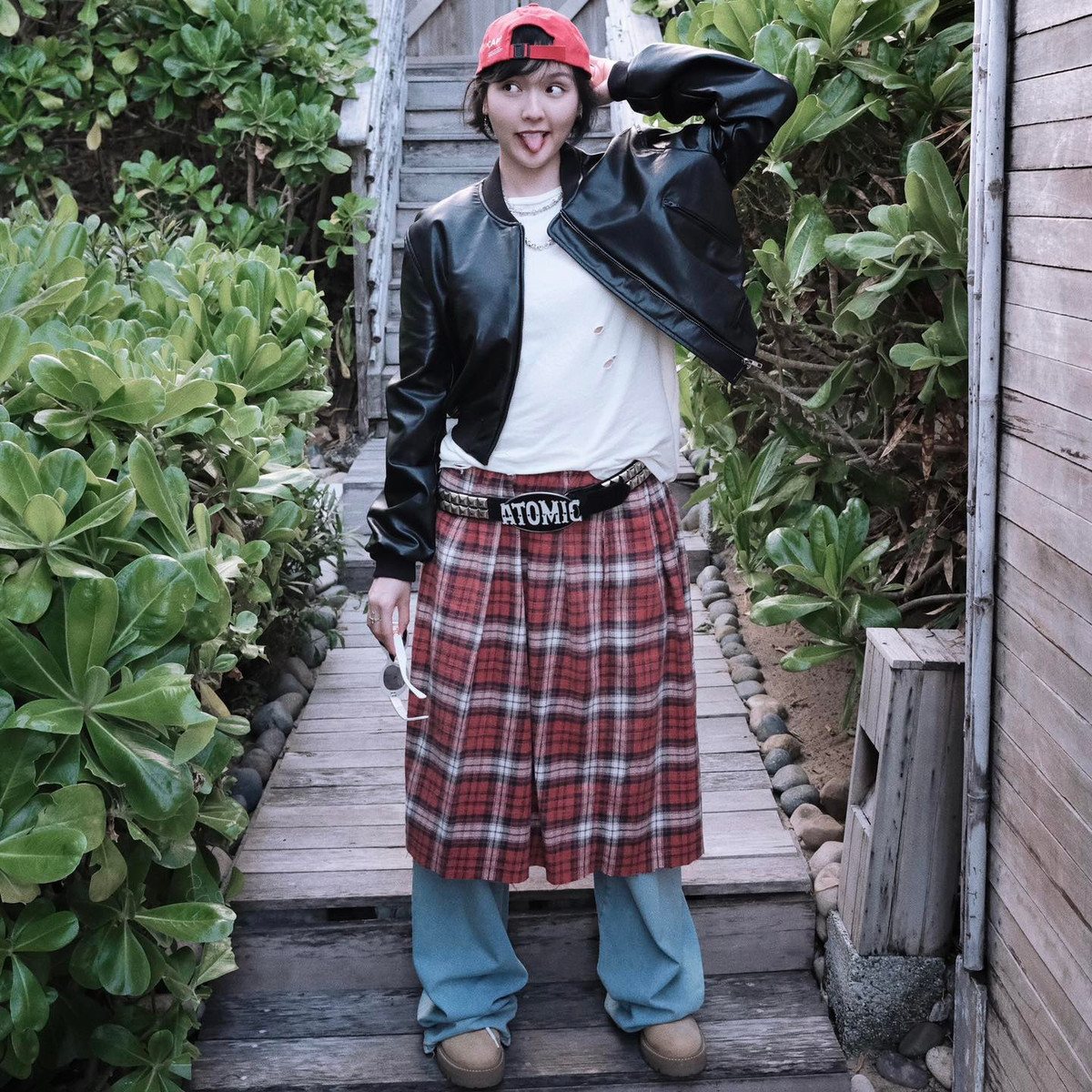 Nhiều người cho rằng các đoạn clip, ảnh của Hải Tú khi mặc đồ hiện đại, trẻ trung đều nhìn hao hao Sơn Tùng M-TP. Từ nét mặt, cách phối đồ và hiện tại là tính cách cũng được nhận xét rất tương đồng.