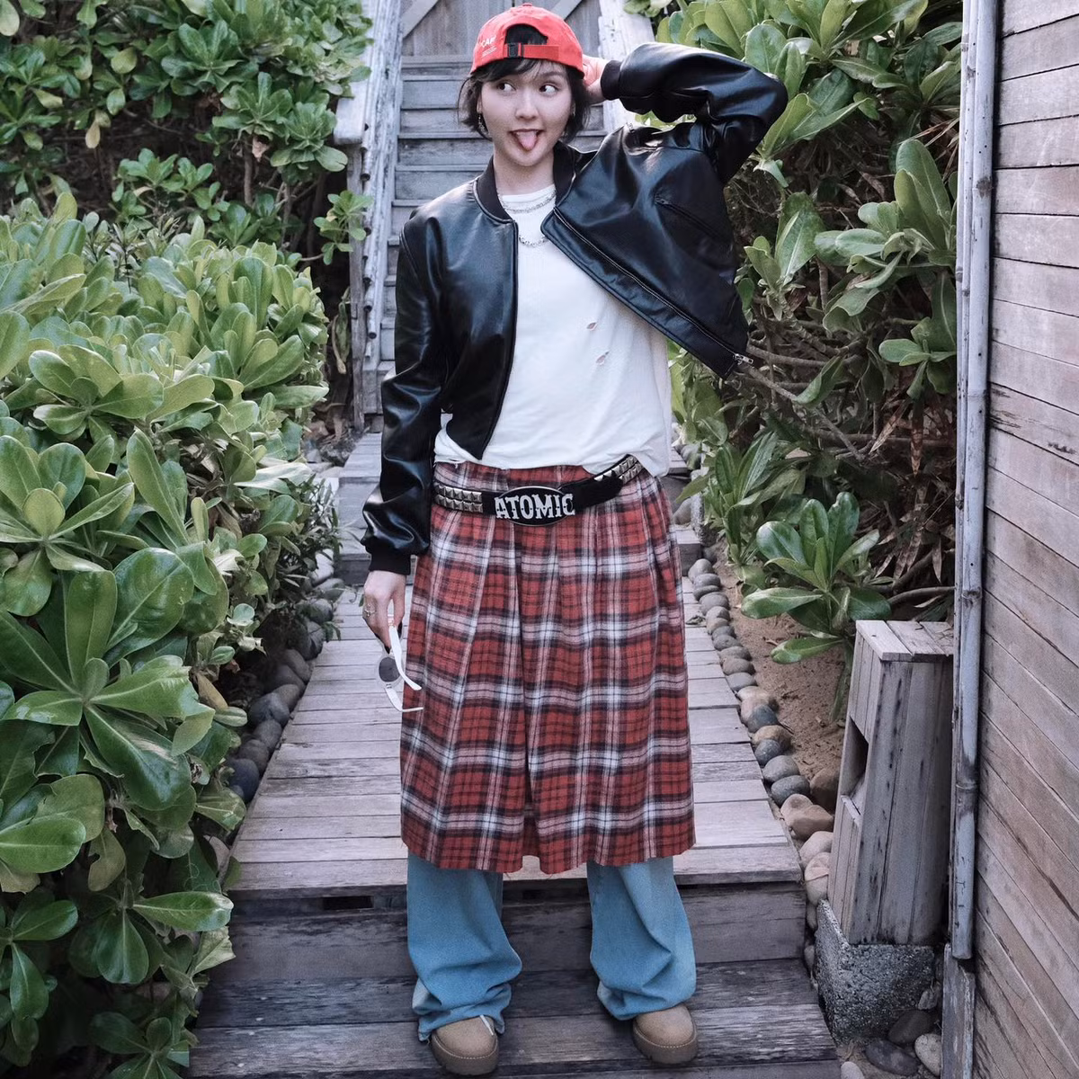 Nhiều người cho rằng các đoạn clip, ảnh của Hải Tú khi mặc đồ hiện đại, trẻ trung đều nhìn hao hao Sơn Tùng M-TP. Từ nét mặt, cách phối đồ và hiện tại là tính cách cũng được nhận xét rất tương đồng.