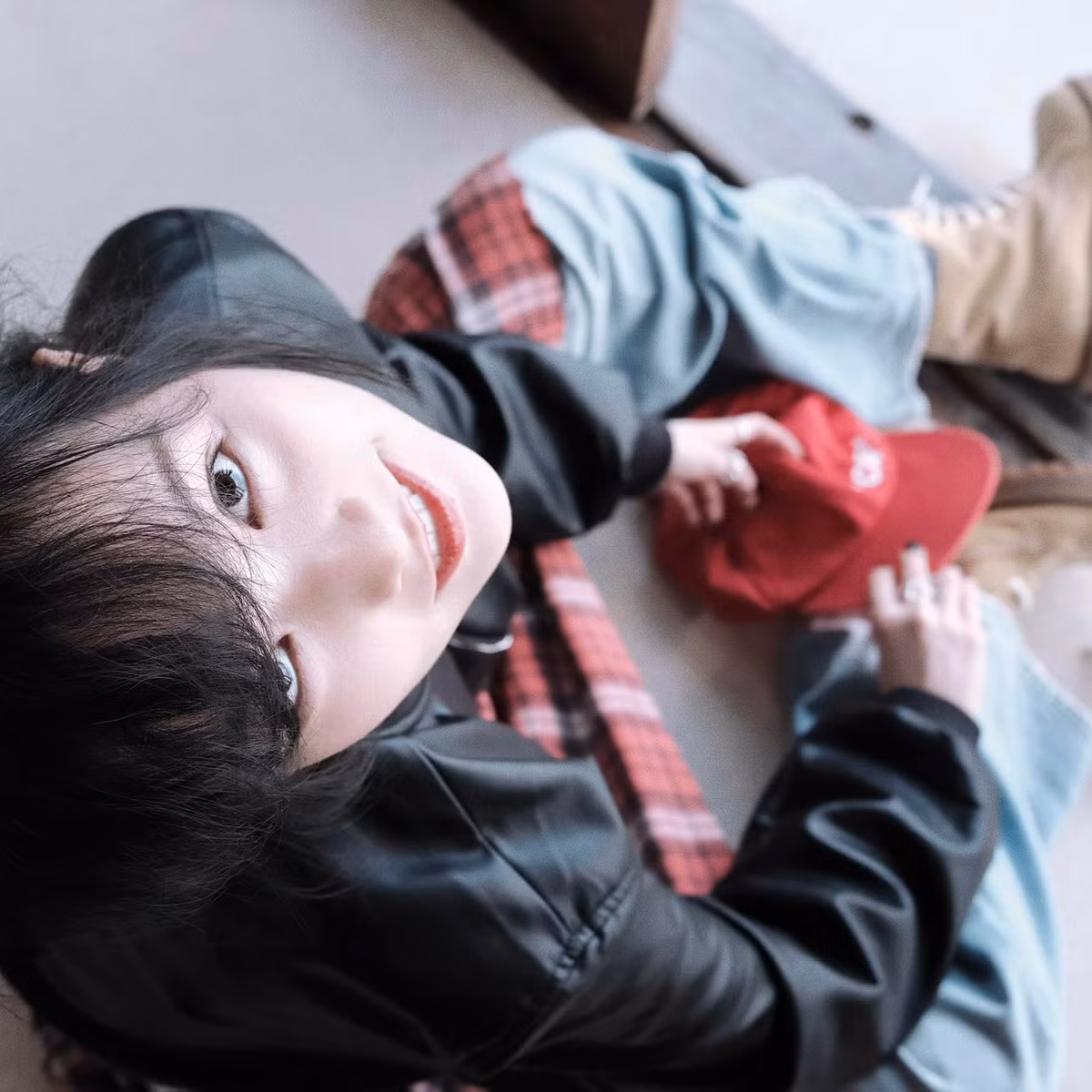 Trong 4 năm qua, Hải Tú và Sơn Tùng nhiều lần bị soi hint diện đồ đôi, ở chung nhà hay mới đây nhất bị fan bắt gặp đi chơi chung rất thân thiết nhưng cả hai không lên tiếng phản hồi về mối quan hệ.