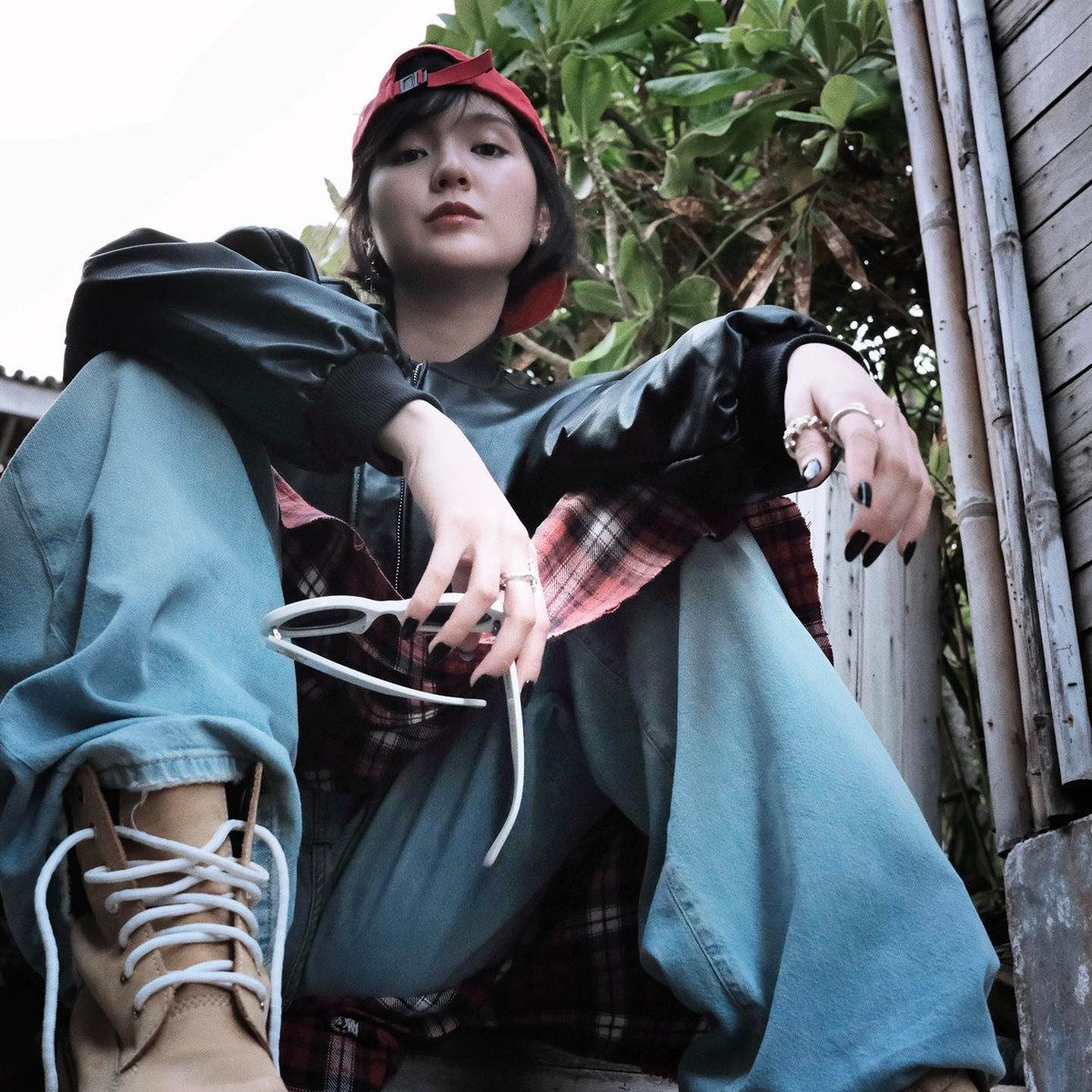 Hải Tú sinh năm 1997, được biết đến là người mẫu ảnh nổi tiếng ở TP.HCM. Cô gia nhập M-TP Entertainment vào năm 2020 ở vai trò nữ diễn viên độc quyền. Tuy nhiên, sau màn debut với MV đầu tiên - Chúng Ta Của Hiện Tại, cô phải ở ẩn thời gian dài vì drama tình cảm.