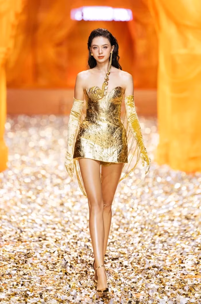 Dianka Zakhidova - vợ Tây của Bùi Tiến Dũng hoạt động nổi bật với công việc người mẫu. Cô được đánh giá là một trong số những người mẫu ngoại quốc có tần suất "chạy show" dày đặc nhất làng thời trang Việt.