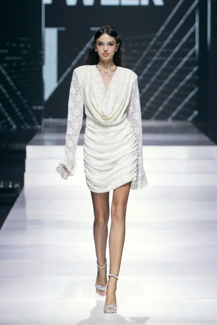 Vợ Bùi Tiến Dũng ít khi được diễn "first face" hoặc "vedette", nhưng cô phần lớn được giao những bộ cánh tôn triệt để vóc dáng.