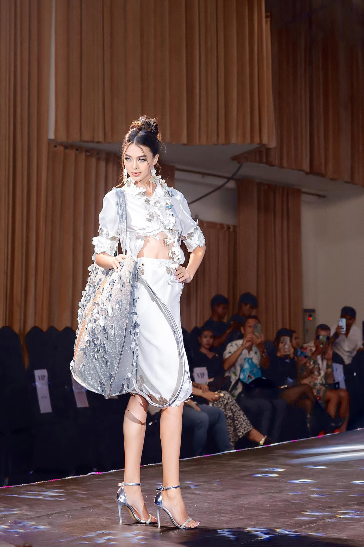 Ở một số sự kiện thời trang, ngoài váy ngắn, vợ Bùi Tiến Dũng còn kết hợp với những chiếc áo croptop tôn eo thon gọn.