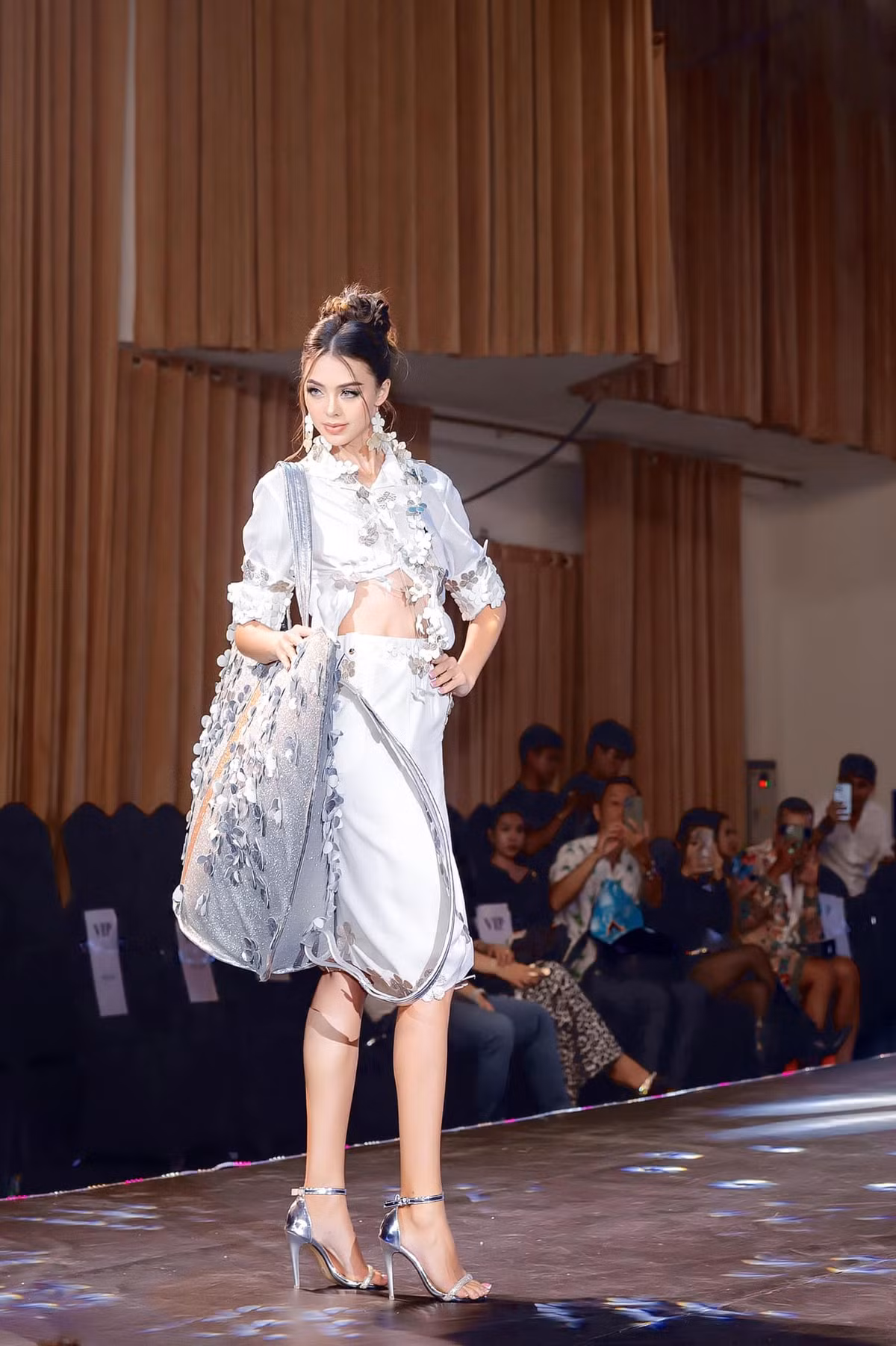 Ở một số sự kiện thời trang, ngoài váy ngắn, vợ Bùi Tiến Dũng còn kết hợp với những chiếc áo croptop tôn eo thon gọn.