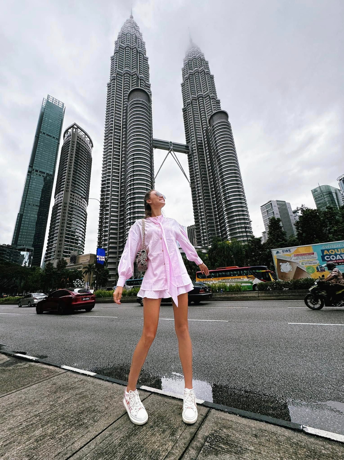 Sự nghiệp người mẫu của Dianka Zakhidova thăng tiến thấy rõ từ khi kết hôn với nam thủ môn Bùi Tiến Dũng. Nàng WAGs không còn phải chăm chỉ đi casting, cạnh tranh với nhiều người mẫu trẻ khác để tìm kiếm cơ hội xuất hiện trên sàn diễn thời trang.