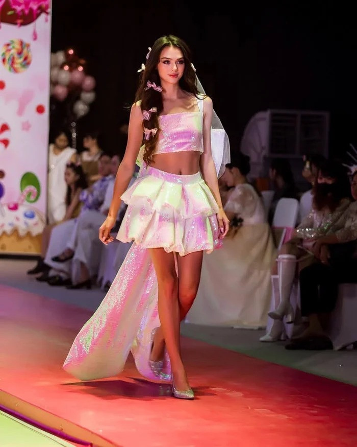 Dianka Zakhidova thường khoác lên người thiết kế váy ngắn, tôn đôi chân búp bê dài thon, nuột nà.