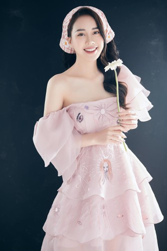 Ngoài đời, Mai Phương rất chú trọng việc giữ gìn vóc dáng và hình ảnh trước khán giả. Cô sở hữu chiều cao 1m65 và tích cực tập gym, boxing 3 - 4 buổi/tuần để giữ thân hình săn chắc.