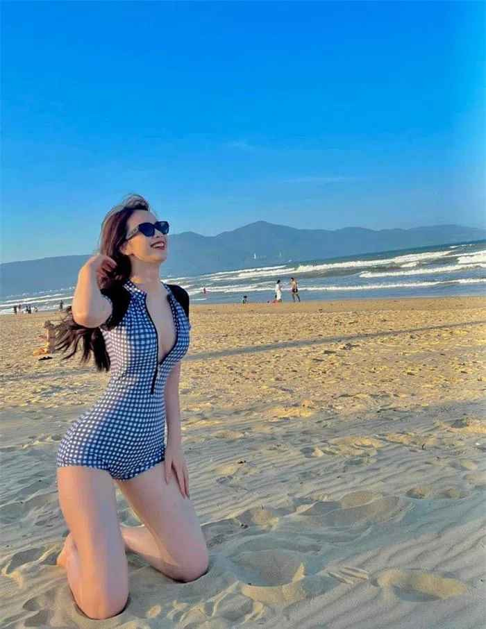 Trong bộ bikini cắt xẻ táo bạo, nữ MC VTV Mai Phương để lộ vòng hai phẳng lỳ, không chút mỡ thừa cùng vòng hông quyến rũ.